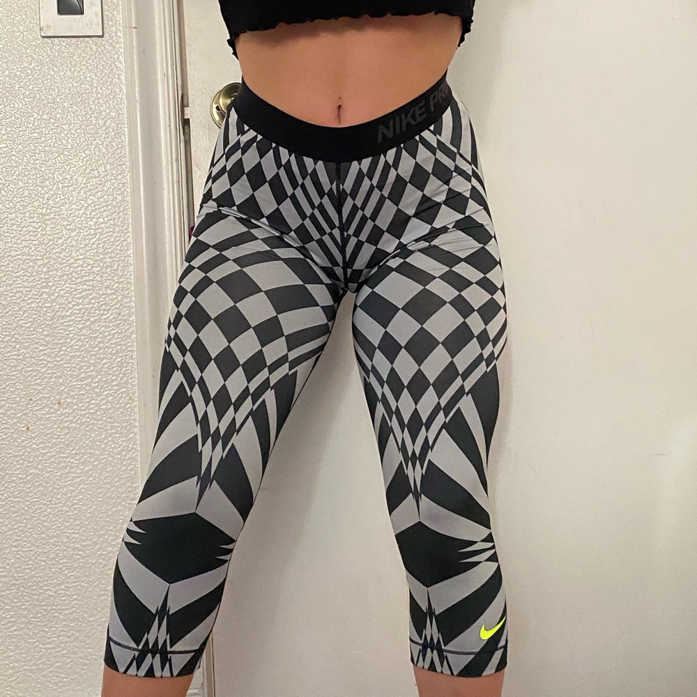 Flattering Nike Pro Crop Leggings / Capris